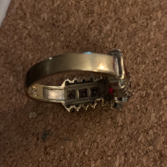 18Kt Gold Garnet Ring - Picture 2 of 5